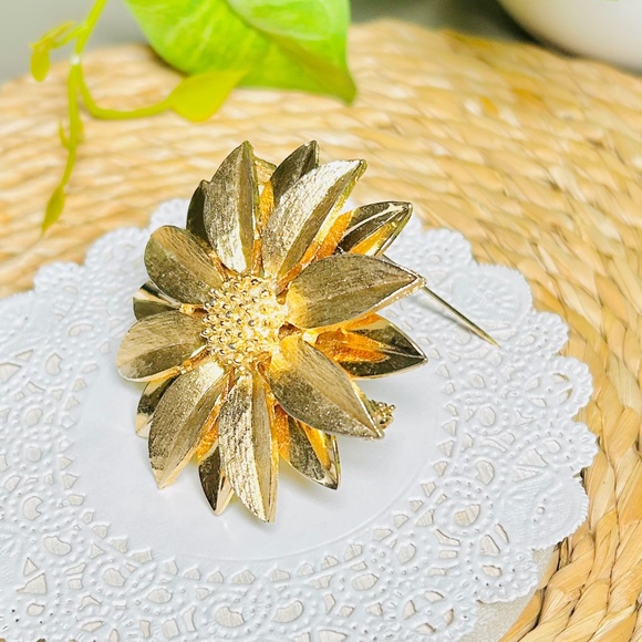 Vintage Sarah Coventry Brushed Gold Tone Satin Petals Pin/Brooch - Picture 2 of 10